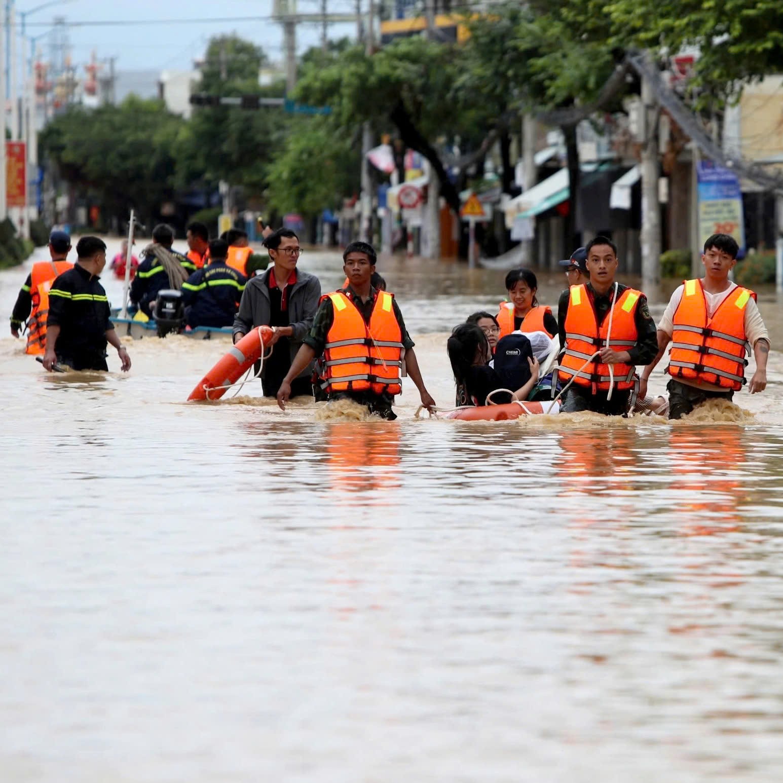 Bản tin thời sự sáng 21/11/2025: Ít nhất 50 người chết và mất tích do mưa lũ