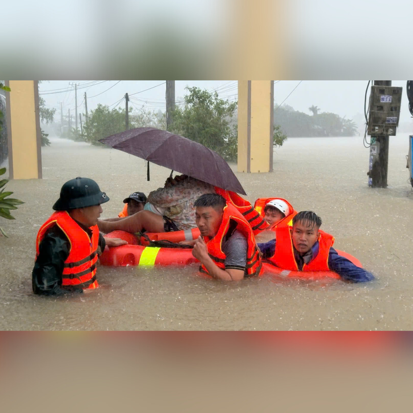 Bản tin thời sự sáng 24/11/2025: Lũ tại miền Trung hiếm gặp trong 50 năm